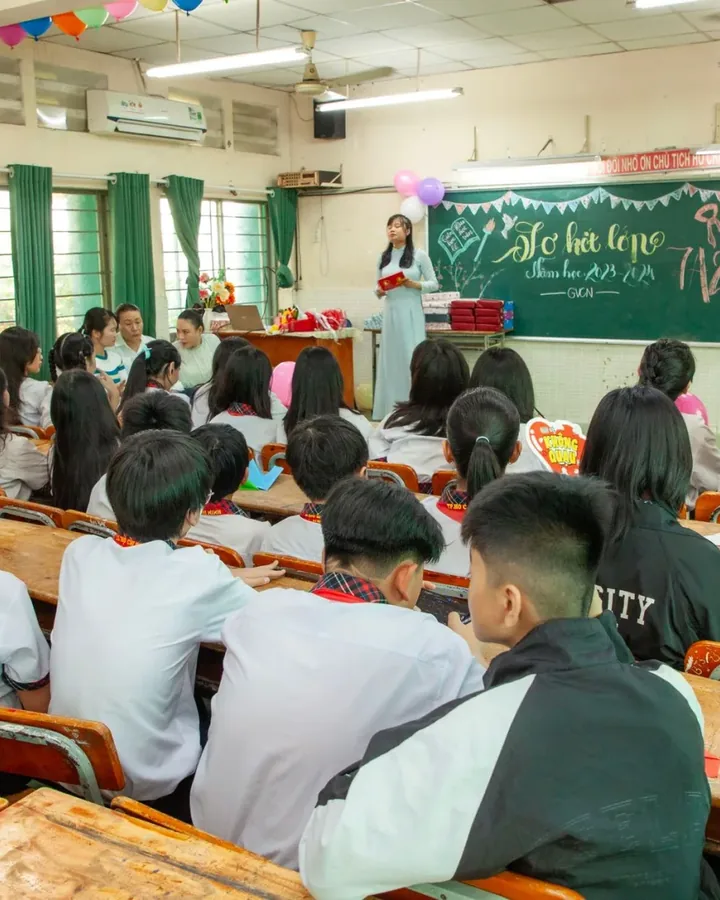 Thầy cô đang giảng bài