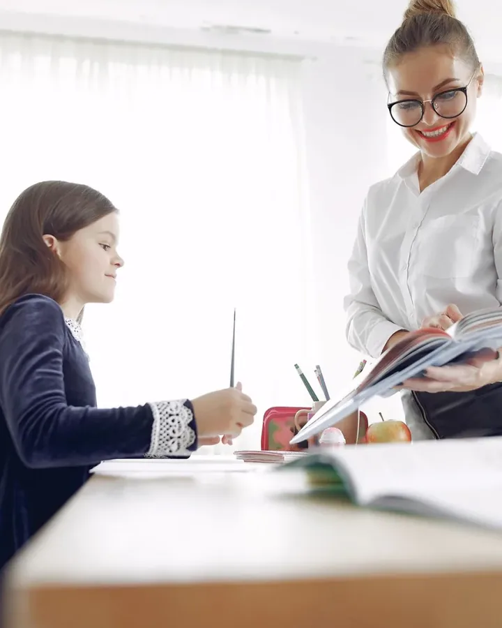 Bảng trắng và máy chiếu